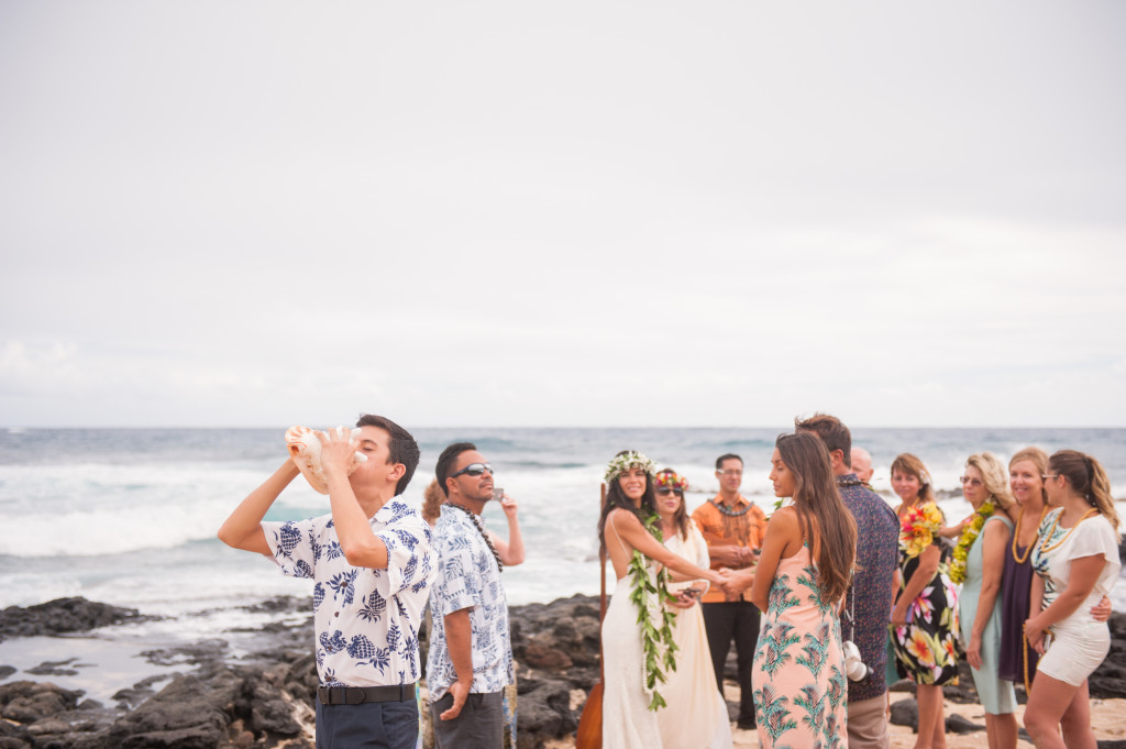 Rachel_Rose_Photography_Hawaii_Oahu_Destination_Wedding_Bride_Groom_Conch_Shell