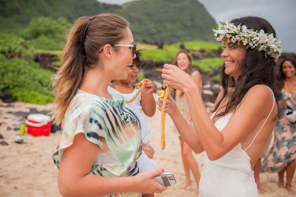 Rachel_Rose_Photography_Hawaii_Oahu_Destination_Wedding_Bride_Groom_Lei2