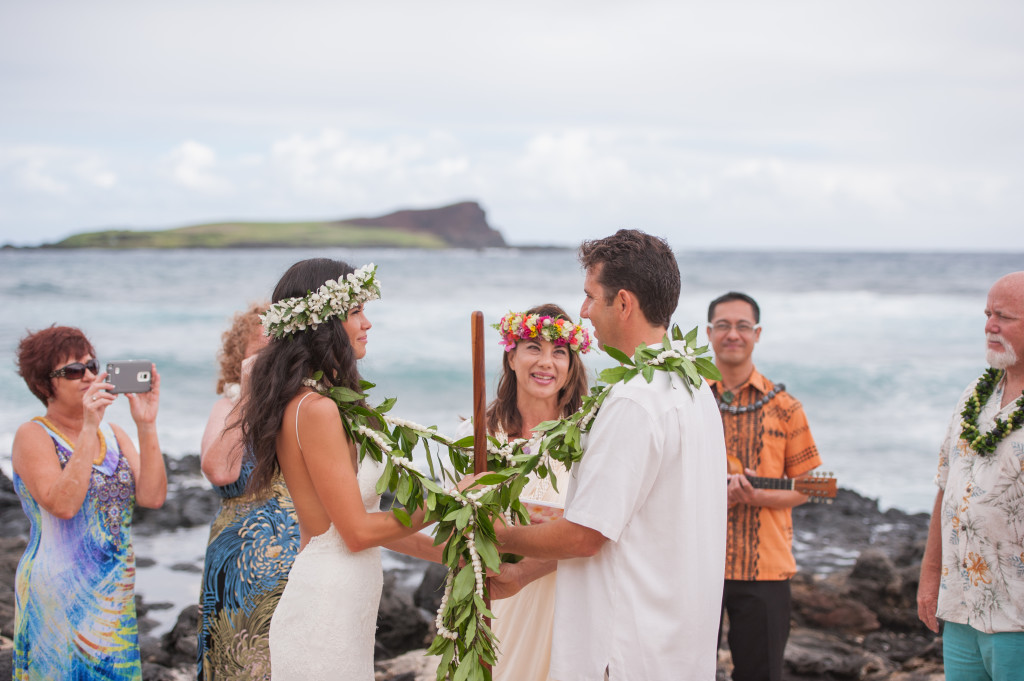 Rachel_Rose_Photography_Hawaii_Oahu_Destination_Wedding_Bride_Groom_Rings_Intertwining_Lei