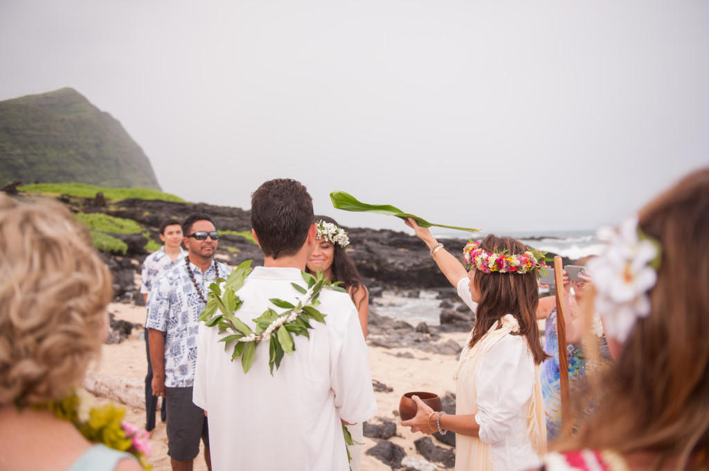 Rachel_Rose_Photography_Hawaii_Oahu_Destination_Wedding_Bride_Groom_Ti_Leaf_Blessing